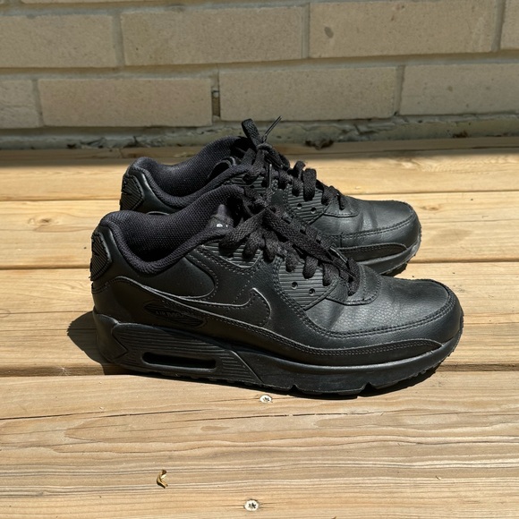 Youth Nike Air Max 90’s - all black - Picture 3 of 10